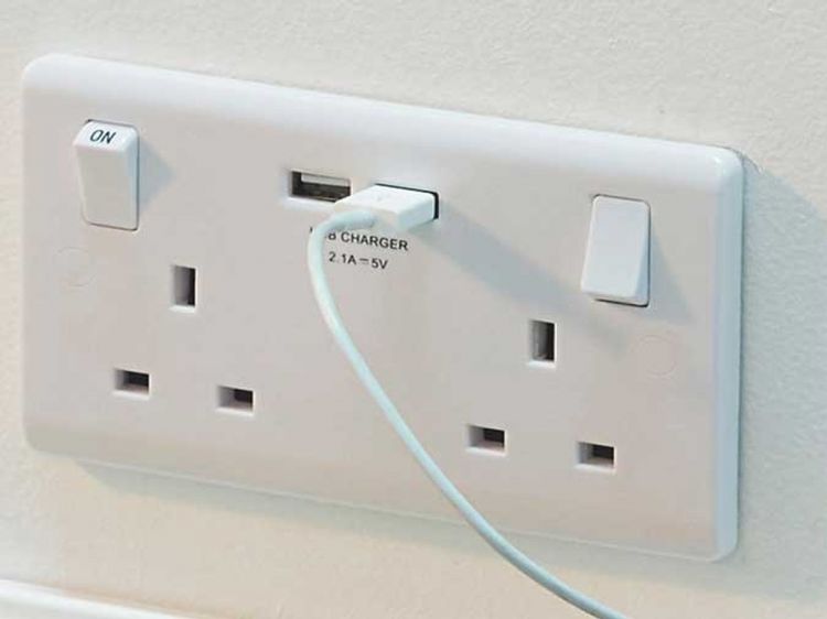 4 Easy Steps To Replace Electrical Sockets Without Calling a Handyman